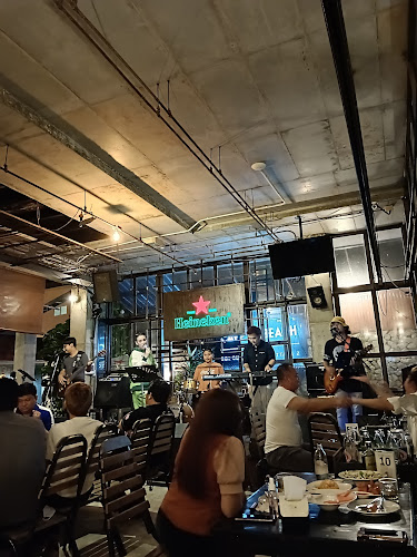 คาเฟ่ เดอ บีช พัทยา - การบริการอาหารและที่พัก