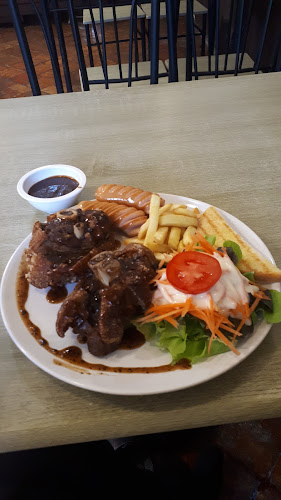 พวงรัตน์สเต็กโฮม -Puangrat Steak Home - การบริการอาหารและที่พัก