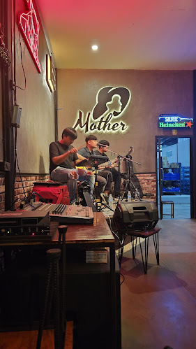 Mother Bar - การบริการอาหารและที่พัก