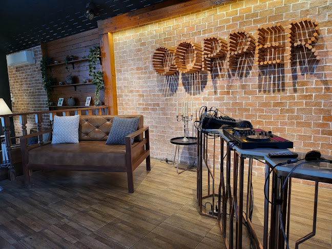 Vibes 360 Bar & Restaurant - การบริการอาหารและที่พัก