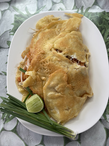 ตลาดโต้รุ่ง อุบลสแควร์ - การบริการอาหารและที่พัก