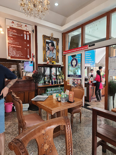 เลือดหมูบ้านแม่ศรี - การบริการอาหารและที่พัก