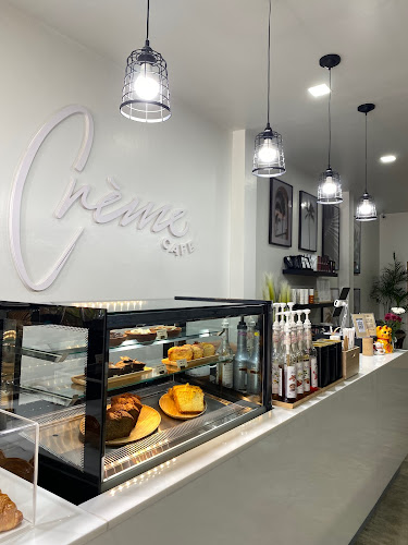 Crème Café Phuket - การบริการอาหารและที่พัก
