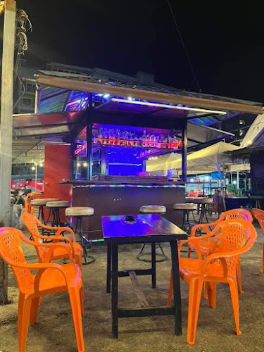 Ours Bar - การบริการอาหารและที่พัก