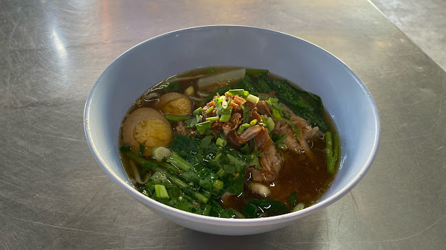 ร้านป้าเพ็ญขาหมู ก๋วยเตี๋ยวขาหมู สูตรดั้งเดิม - อำเภอบางละมุง
