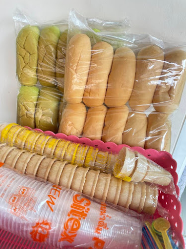 นุ่นไอศกรีม​กะทิ​สด - การบริการอาหารและที่พัก