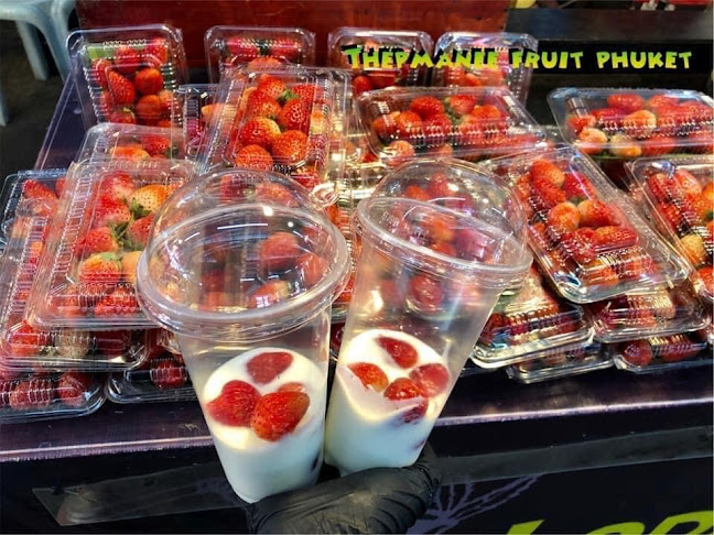 Opinii despre ร้านขายสตรอเบอร์รี่(เทพมณีผลไม้ภูเก็ต) Strawberry shop by Thepmanee fuit phuket. în อำเภอเมืองภูเก็ต - การบริการอาหารและที่พัก