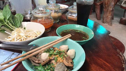 ร้านอาหารก๋วยเตี๋ยวเรือในสวน