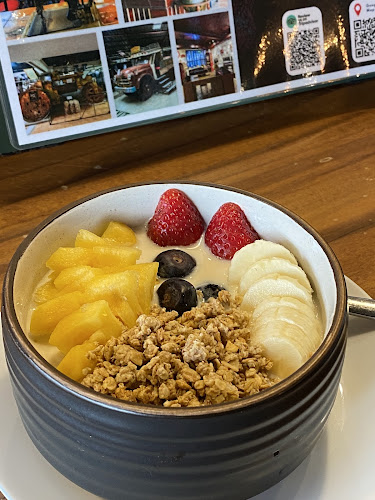 Coffee Talk Old Phuket Town - การบริการอาหารและที่พัก