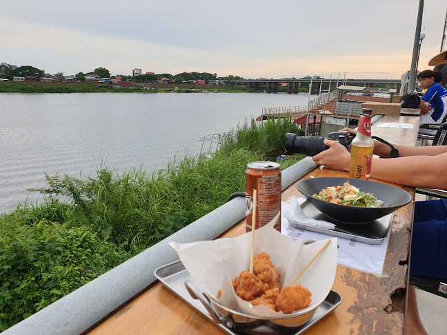 bennie burgers - การบริการอาหารและที่พัก