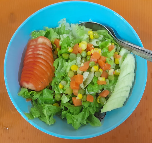 เด่นสเต็กเฮ้าส์ - การบริการอาหารและที่พัก