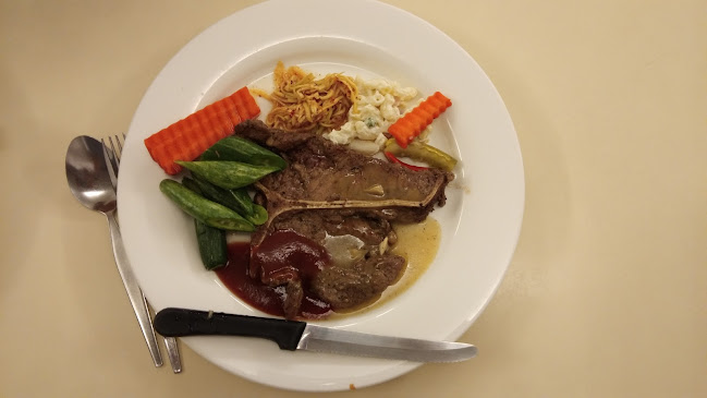 ทีโบนสเต็กเฮ้าส์ - การบริการอาหารและที่พัก