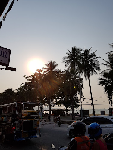 นิว เรด แคท บาร์ - การบริการอาหารและที่พัก