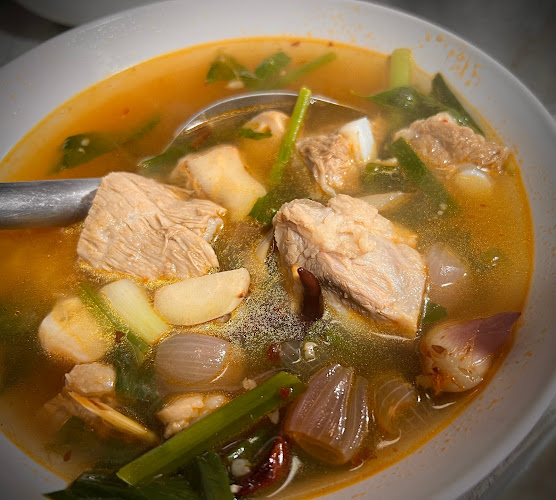 พิศมัยนิยม ชากังราว (Pitsamai Niyom Chakangrao) - การบริการอาหารและที่พัก