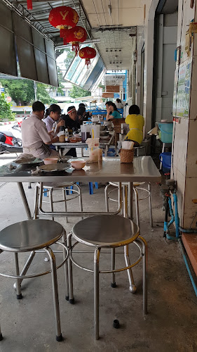 ปากหม้อ Robot เจ๊หุ่นยนต์ - การบริการอาหารและที่พัก