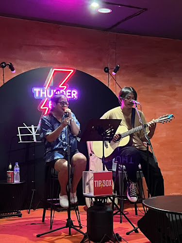 Thunder Bar Phuket - การบริการอาหารและที่พัก