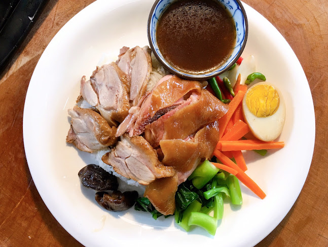 ขาหมูแก้มตุ่ย - การบริการอาหารและที่พัก