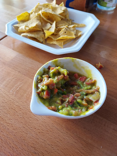 Opinii despre CHICHA Restaurant and Hotel în อำเภอบางละมุง - การบริการอาหารและที่พัก