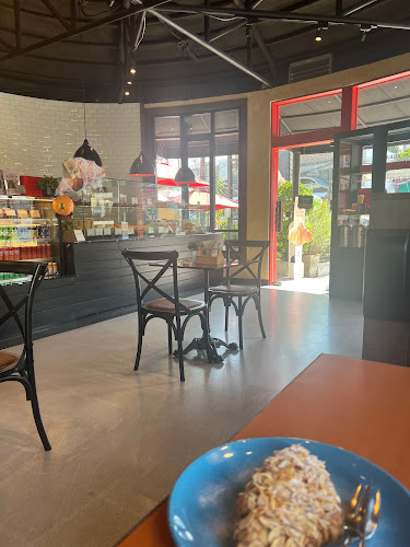 Zurich Bread Cafe - การบริการอาหารและที่พัก