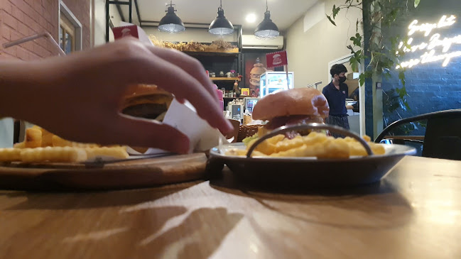 Comentarii opinii despre FIVE Loaves Burgers & Cafe’