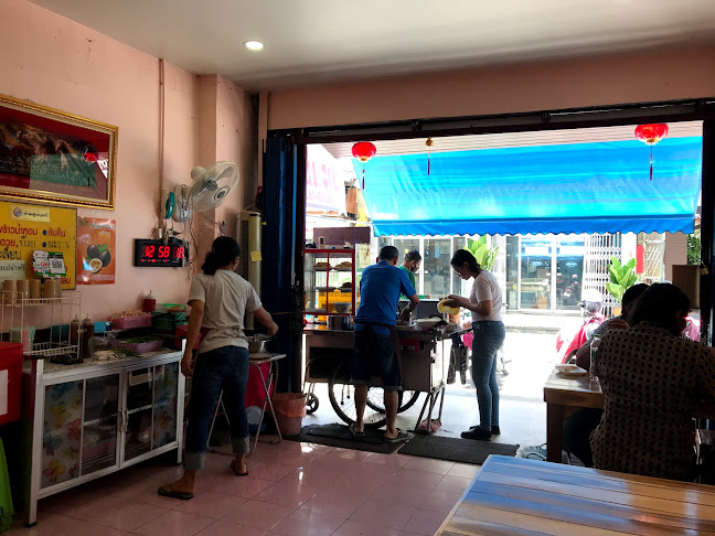 ปอเปี๊ยะสด เจ้าเก่าถนนแสงจันทร์ หน้าโรงแรมวังน้อย - การบริการอาหารและที่พัก