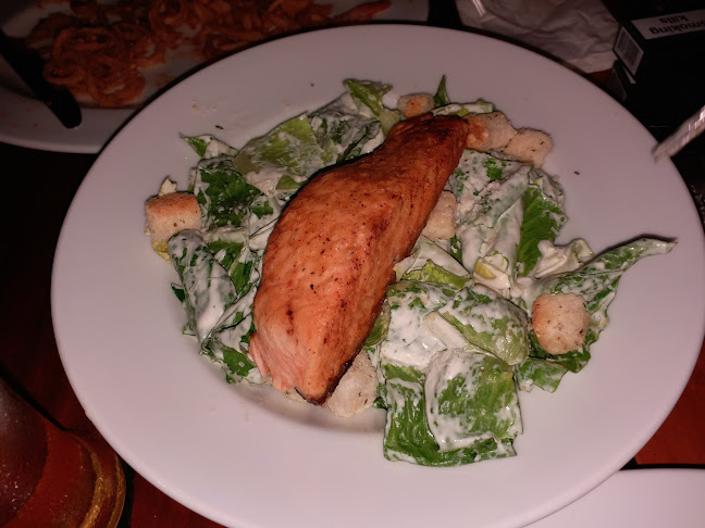 Hooters Phuket | American Restaurant & Sports Bar - การบริการอาหารและที่พัก