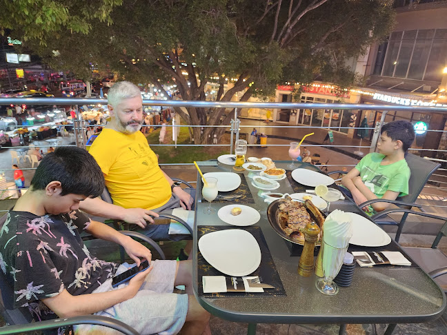 Robin Hood Tavern - การบริการอาหารและที่พัก