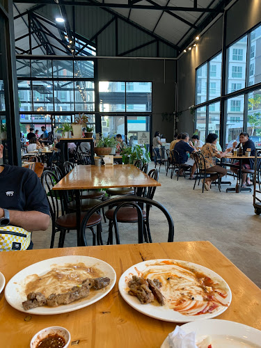 ทีโบนสเต็กเฮ้าส์ - การบริการอาหารและที่พัก