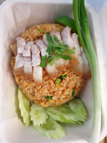 กะเพราข้าวมัน - การบริการอาหารและที่พัก