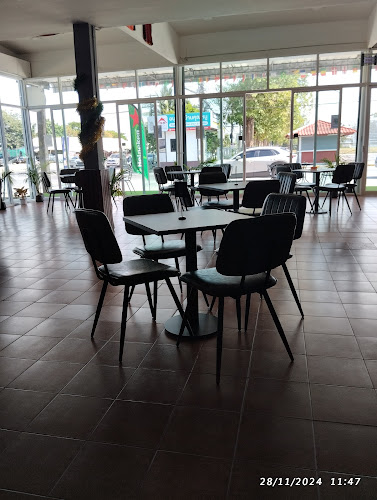 Opinii despre Hole in One Sports Bar & One Shot Cafe Korat în อำเภอเมืองนครราชสีมา - การบริการอาหารและที่พัก