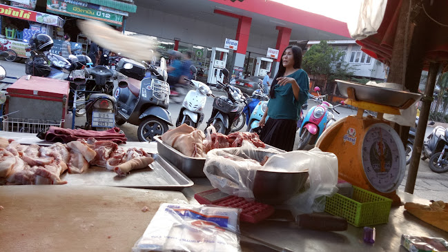 ป้าแดงเขียงหมู ดงมูลเหล็ก เรทโทร - การบริการอาหารและที่พัก