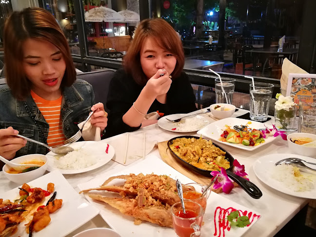 After Six - การบริการอาหารและที่พัก