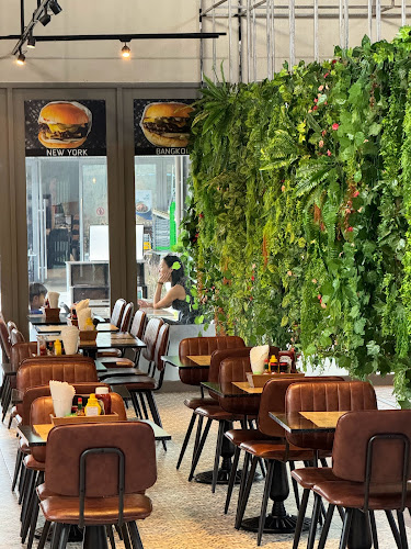 Prime Burger Porto De Phuket - การบริการอาหารและที่พัก