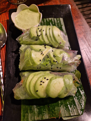 ออน เดอะ ร๊อค - การบริการอาหารและที่พัก