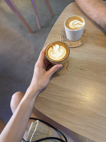 Opinii despre ma lune (มาลูน) Specialty Coffee Roaster în Mueng - การบริการอาหารและที่พัก