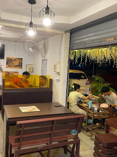 ตลาดพระเครื่องสุจิระ - การบริการอาหารและที่พัก