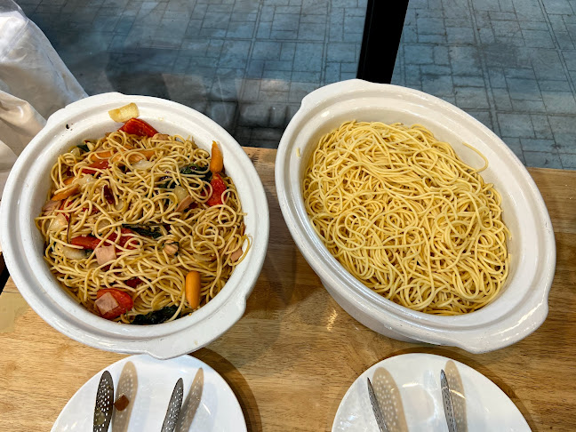 ทีโบนสเต็กเฮ้าส์ - การบริการอาหารและที่พัก