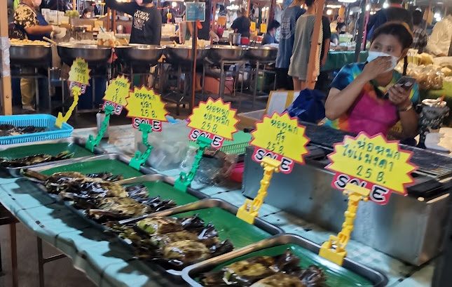 ตลาดร่มไทร ปากเกร็ด-ติวานนท์ - การบริการอาหารและที่พัก