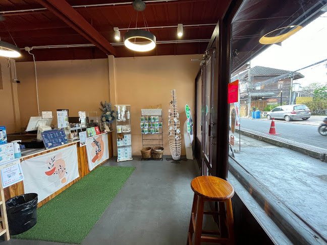 ลูกหว้ากาแฟ ณ ยมจินดา (Lukwah Coffee) - การบริการอาหารและที่พัก