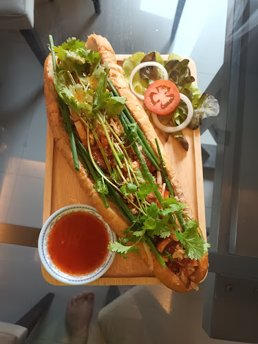 มาดามจั๊บญวน สาขาหาดจอมเทียน - การบริการอาหารและที่พัก