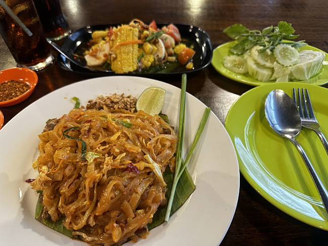 54, 11 ถ. สุทัศน์ ตำบลตลาดใหญ่ อำเภอเมืองภูเก็ต ภูเก็ต 83000