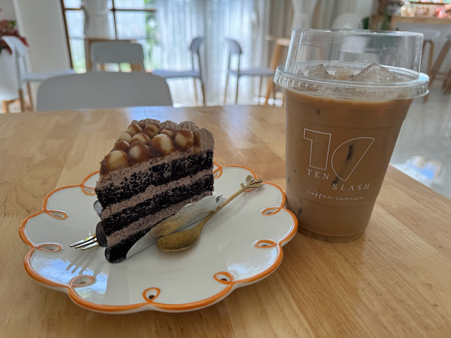 Ten slash coffee corner tenslash เท็นสแลช คาเฟ่นครปฐม - การบริการอาหารและที่พัก