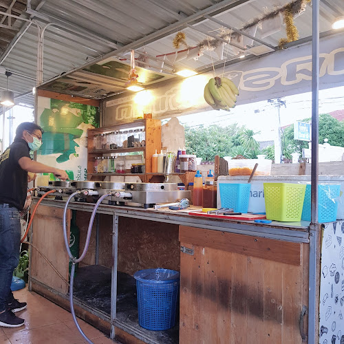 เครปไส้แตก ถนนต้นสน & Baan Cha Café