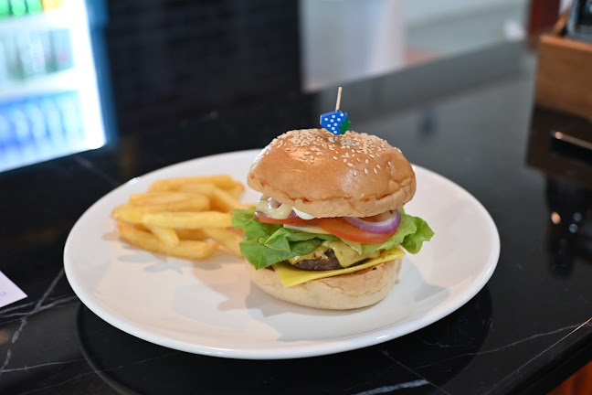 Comentarii opinii despre Hole in One Sports Bar & One Shot Cafe Korat