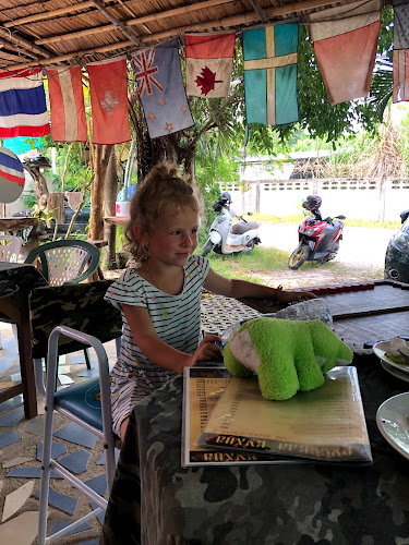 Submarine - การบริการอาหารและที่พัก