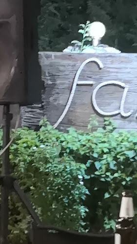 Fai tha street food - การบริการอาหารและที่พัก