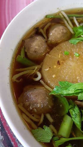 ก๋วยเตี๋ยวไก่-เนื้อตุ๋น - การบริการอาหารและที่พัก