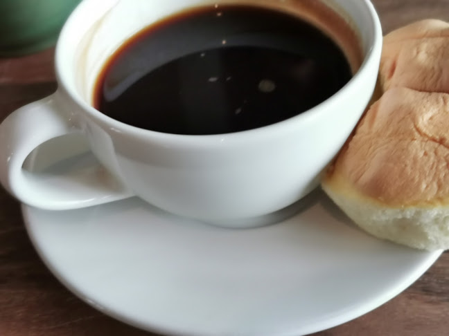 กาแฟคั่วบ้านแก้ว ท่าช้าง - การบริการอาหารและที่พัก