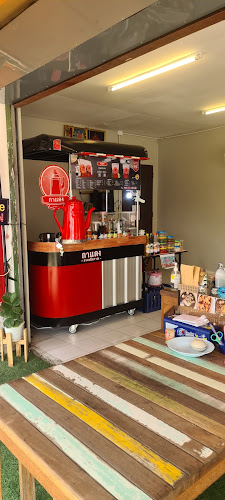 ร้านกาแฟโบราณ กาแดง สาขาตลาดสมบัติบุรี - การบริการอาหารและที่พัก