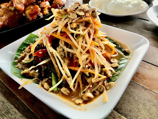 ส้มตำกำแพงแตก - การบริการอาหารและที่พัก